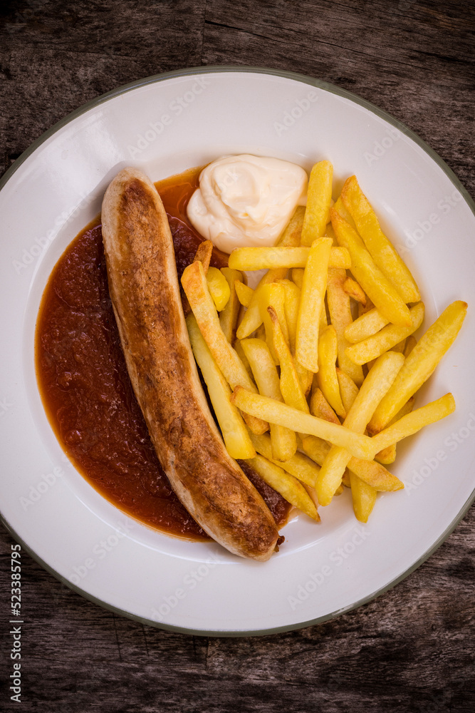 Currywurst mit Pommes und
Mayonnaise Currywurst mit Pommes und
Mayonnaise