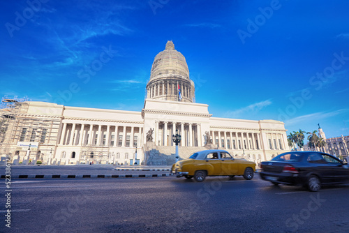 Canvas Print Capitolio building Havana, Cuba with vintage old american cars