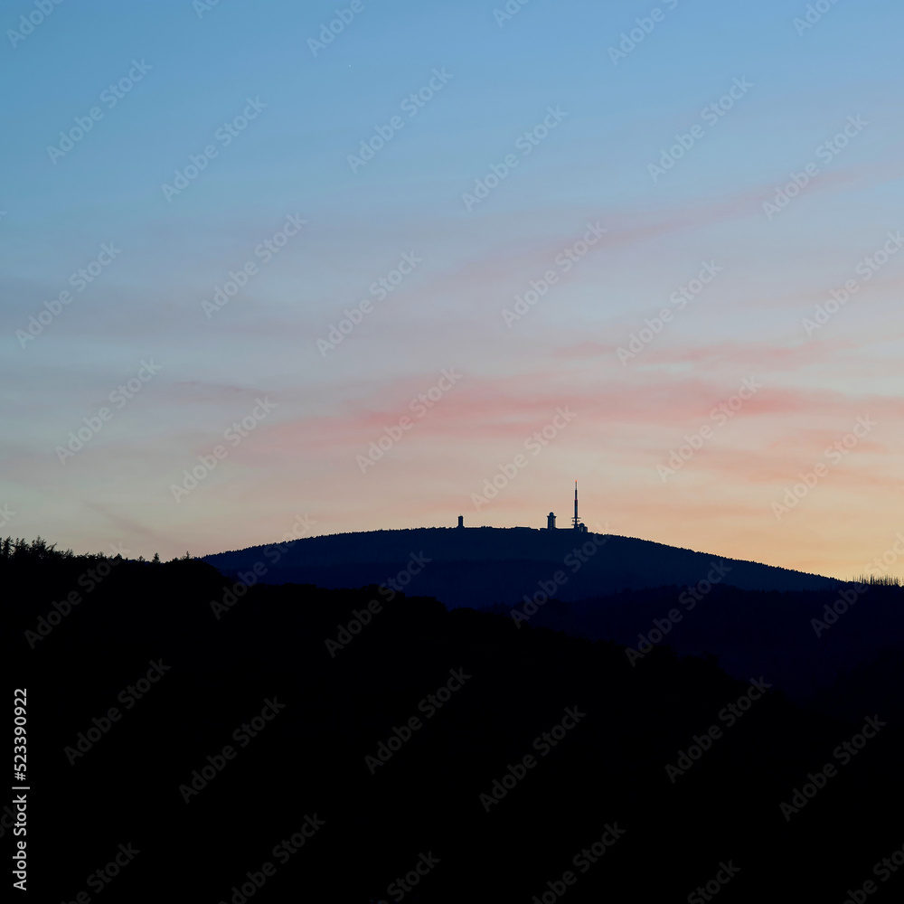 Blick auf den Gipfel des Brocken im Nationalpark Harz von der Stadt Wernigerode nach Sonnenuntergang