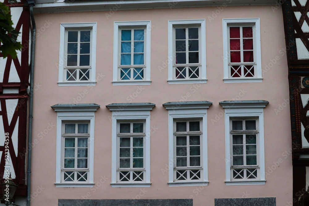 Fassade eines Hauses mit Fenstern