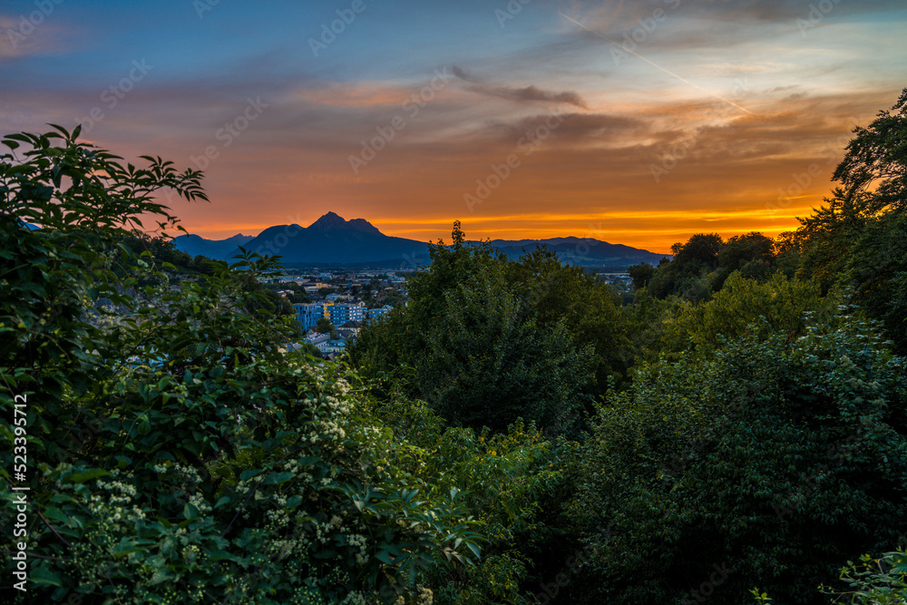 Sonnenuntergang über dem Staufen und Zwiesel in der Stadt Salzburg