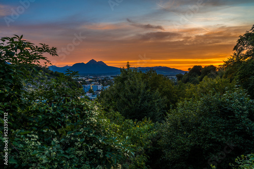 Sonnenuntergang über dem Staufen und Zwiesel in der Stadt Salzburg