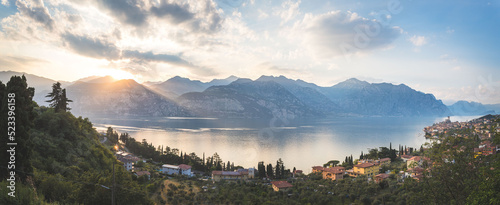 Fotografiet Idyllic coastline in Italy: Blue water and a cute village at lago di garda, Malc