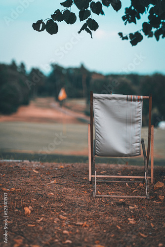 Liegestuhl auf Golfplatz - Ruhestand genießen photo