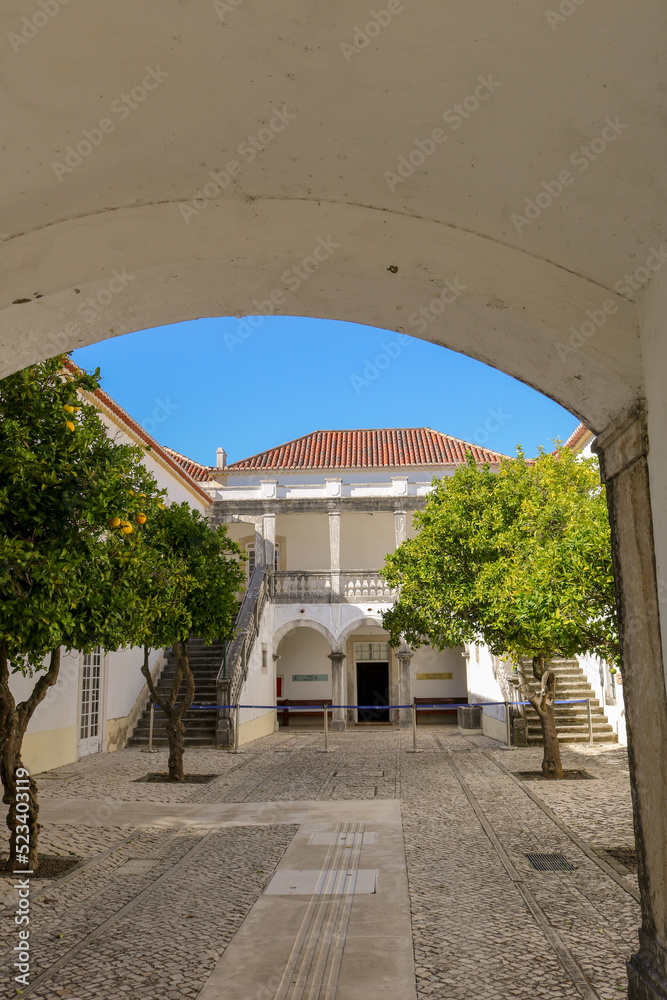 Entrada para a casa da cerca em Almada, Portugal.