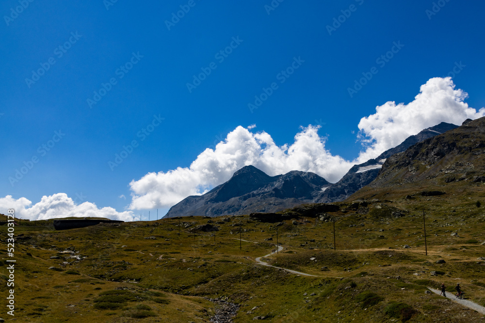 Paesaggio delle montagne svizzere. Sullo sfondo il cielo e nuvole