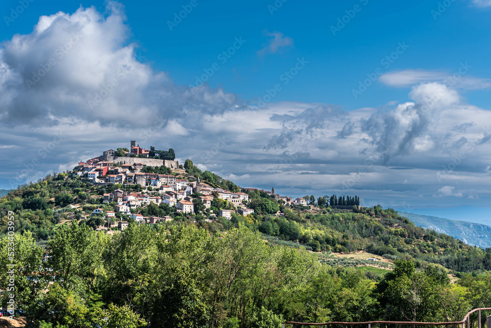 Obraz premium beautiful view to the village of motovun, croatia