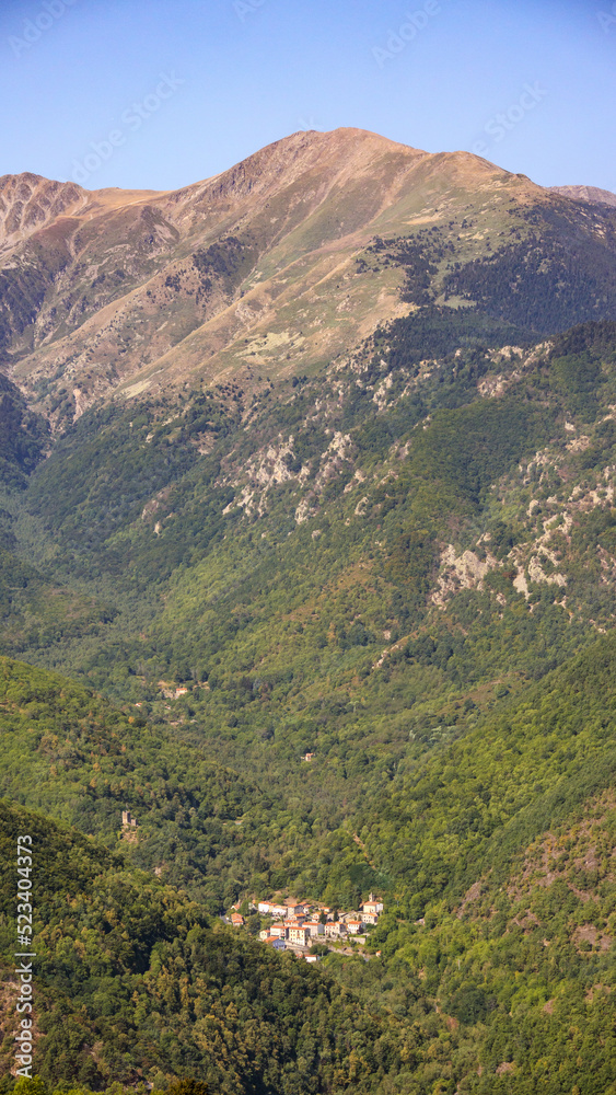 Valmanya au pied du Canigou (sommet caché)