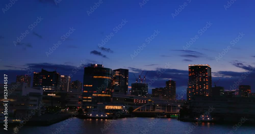 街の明かりが綺麗な夕暮れの東京のビル群 街の明かりが綺麗な夕暮れの東京のビル群