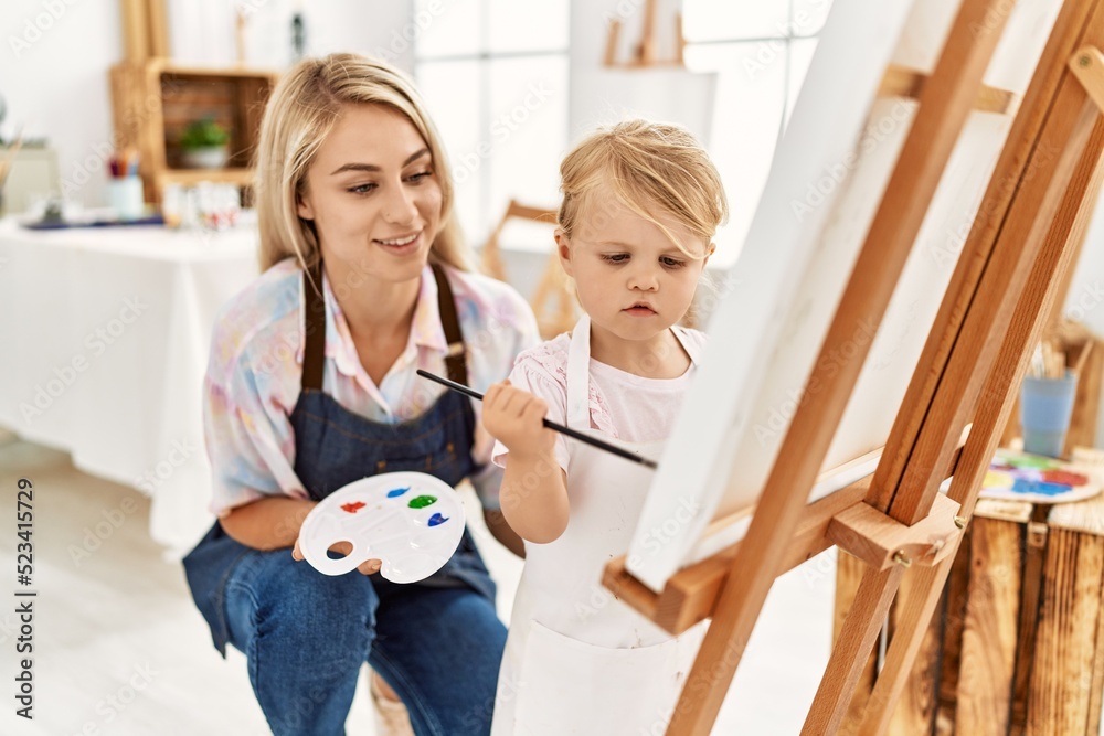 Obraz premium Mother and daughter smiling confident drawing at art studio
