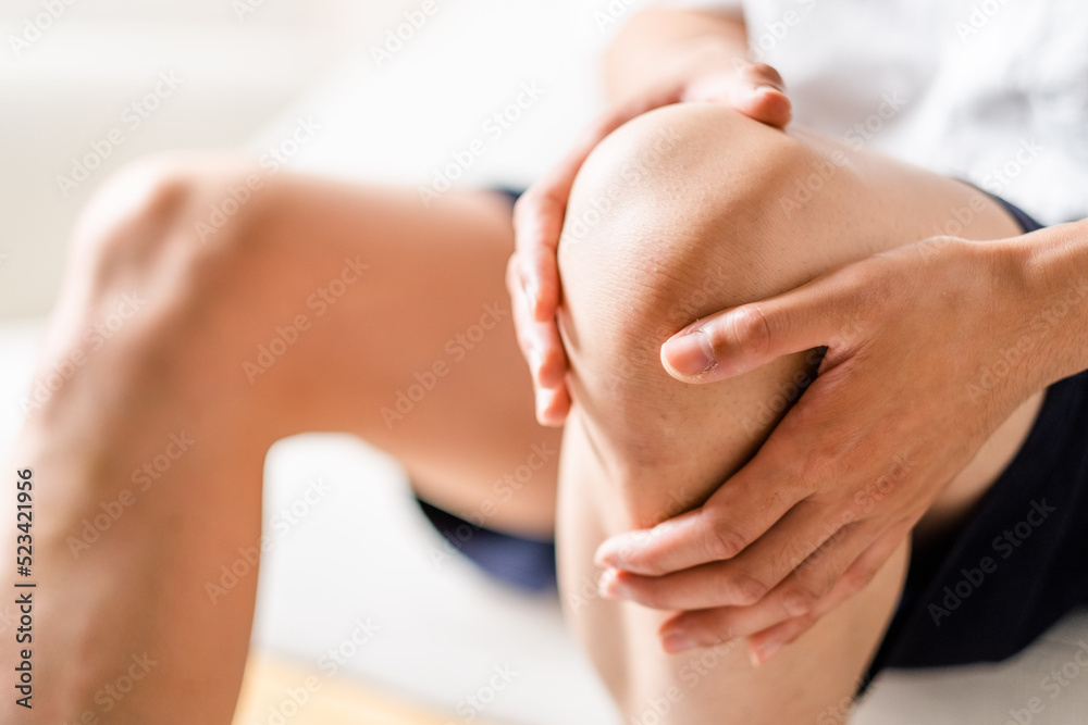 膝が痛い男性