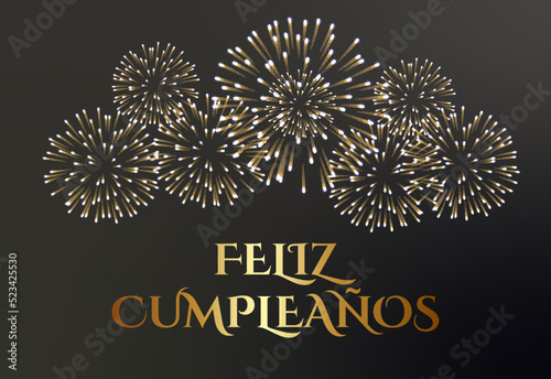 tarjeta o pancarta en feliz cumpleaños en oro detrás de un fuego artificial de color dorado sobre un fondo degradado negro y gris