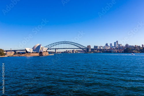 オーストラリア・シドニーのミセスマッコーリーズポイントから見た、オペラハウスやハーバーブリッジ周辺の風景と快晴の青空 © 和紀 神谷