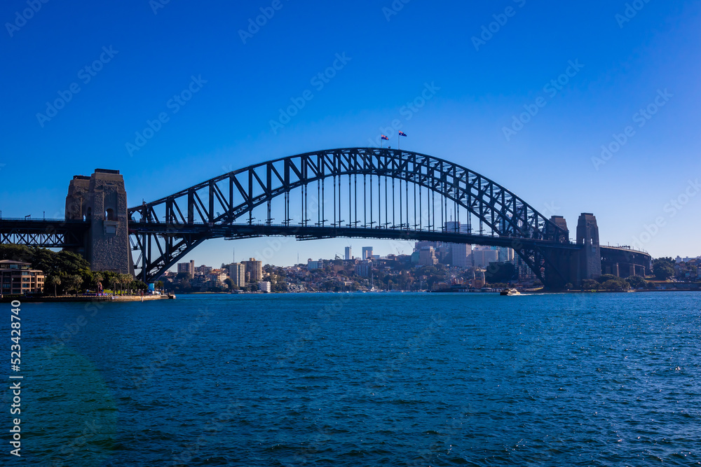 朝のオーストラリア・シドニーで、オペラハウス近くから見たハーバーブリッジ周辺の風景と青空