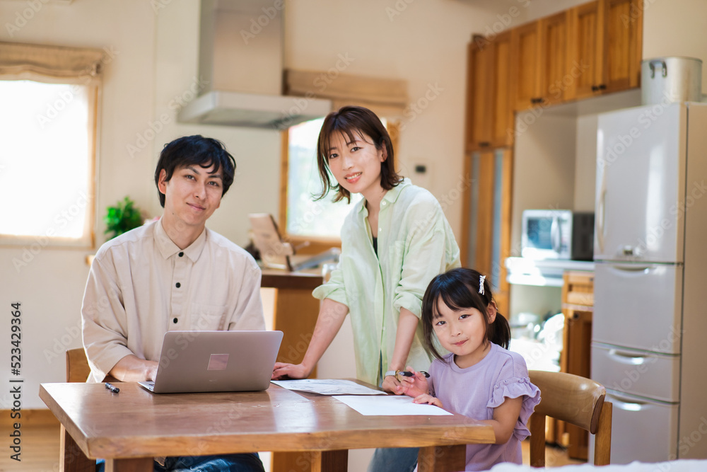 テレワークをする大人と家にいる子ども