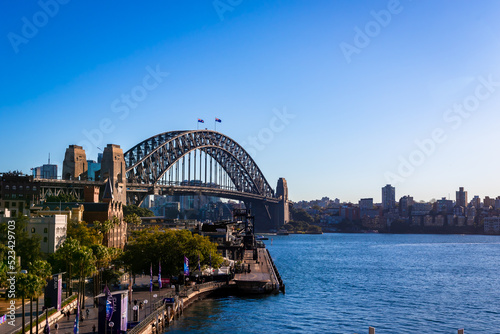 朝のオーストラリア・シドニーで、サーキュラーキー駅から見たハーバーブリッジ周辺の風景と快晴の青空