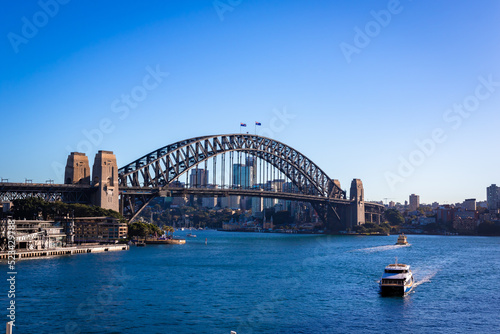 朝のオーストラリア・シドニーで、サーキュラーキー駅から見たハーバーブリッジ周辺の風景と快晴の青空 © 和紀 神谷
