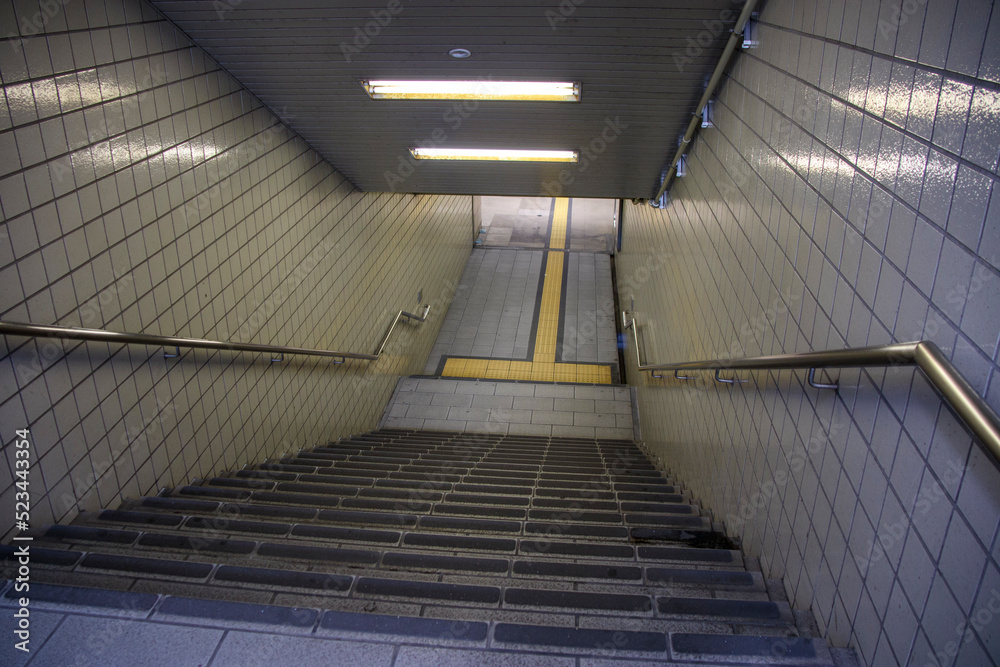 Fototapeta premium 地下通路に降りる階段