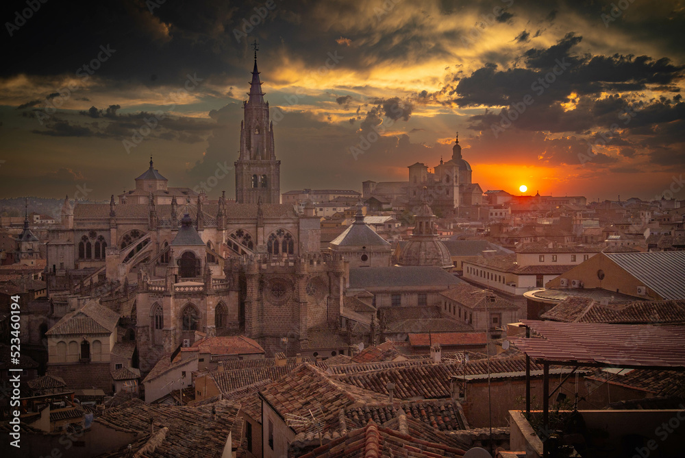 Impresionante vista panorámica de la hermosa puesta de sol sobre el casco antiguo de Toledo. Destino de viaje España	