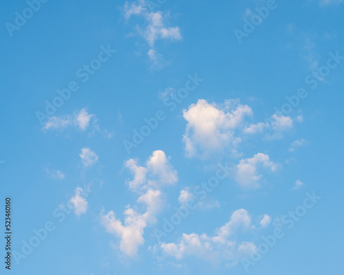 ciel bleu avec quelques nuages