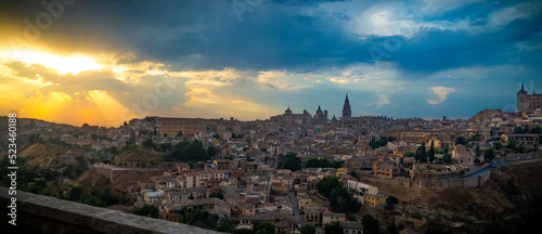 Impresionante vista panorámica de la hermosa puesta de sol sobre el casco antiguo de Toledo. Destino de viaje España 