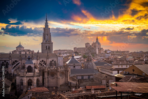 Impresionante vista panorámica de la hermosa puesta de sol sobre el casco antiguo de Toledo. Destino de viaje España 