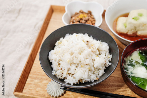 雑穀米入りごはんの食事