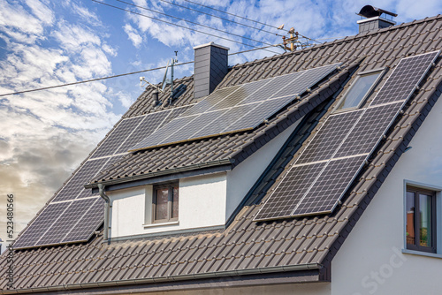 Sonnenkollektoren auf einem Wohnhaus © Mr.Stock