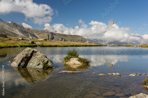 Reflet du cervin dans le lac du Stellisee photo
