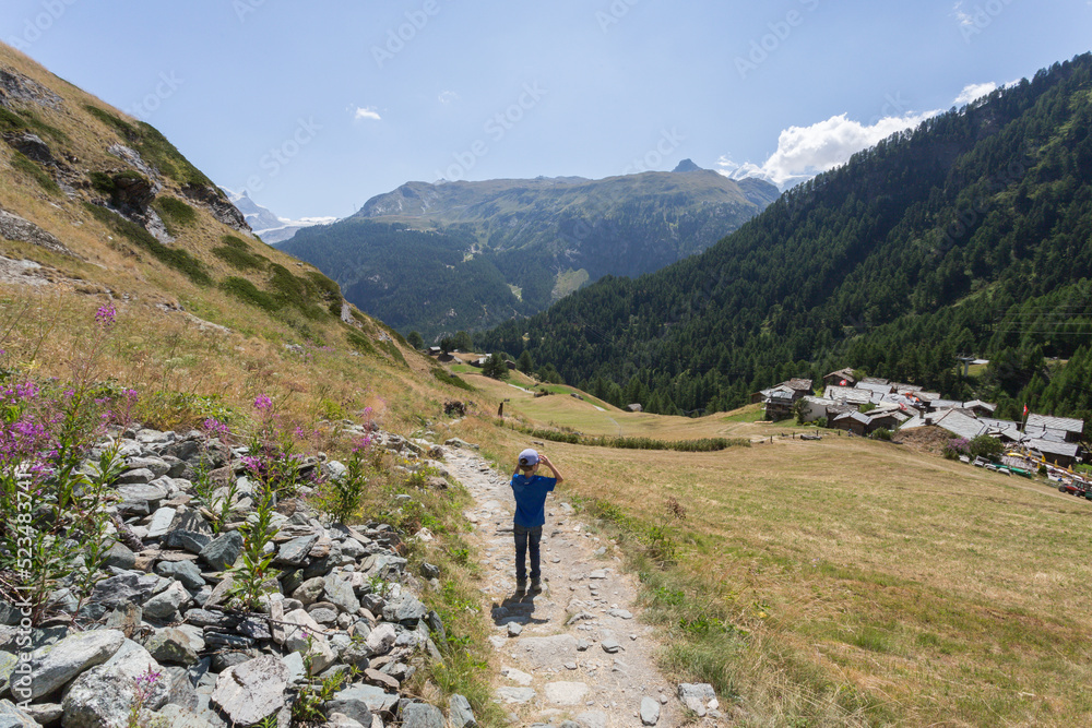 Enfant randonneur sur le sentier en montagne