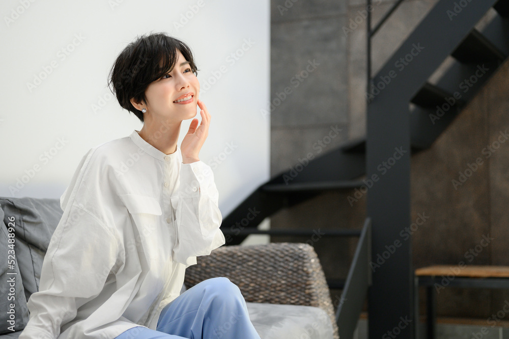 Obraz premium 顎に手を当てて考えるハンサムな女性