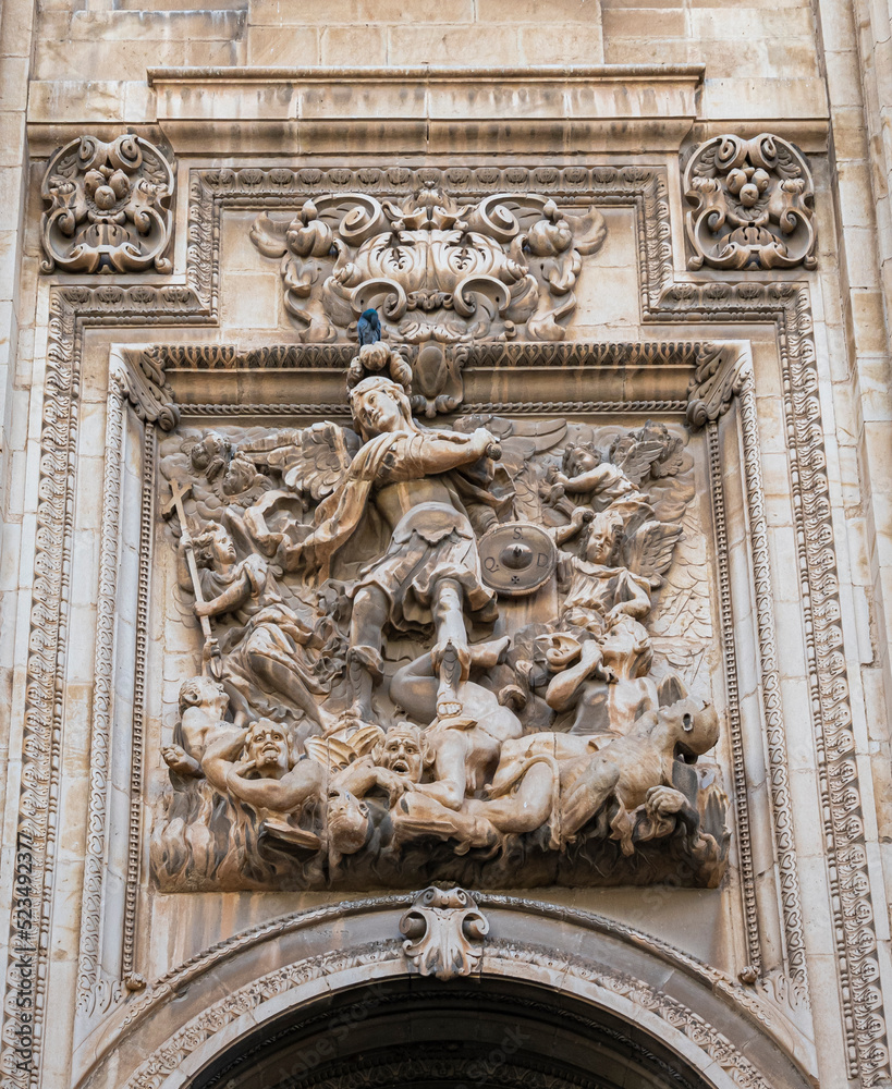 Detalle hermoso relieve tallado en piedra sobre la puerta de los fieles en la catedral barroca y neoclásica de Jaén, España