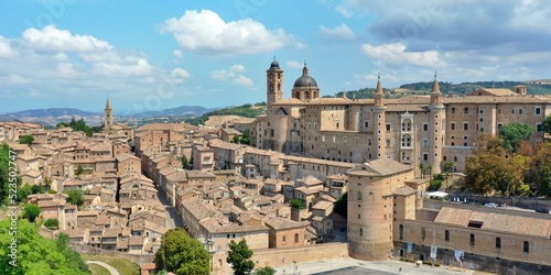 Canvastavla Aerial view of Urbino with the Ducal Palace of Urbino built by Federico da Montefeltro in the center