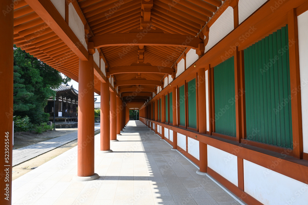 奈良市の世界文化遺産薬師寺の東回廊