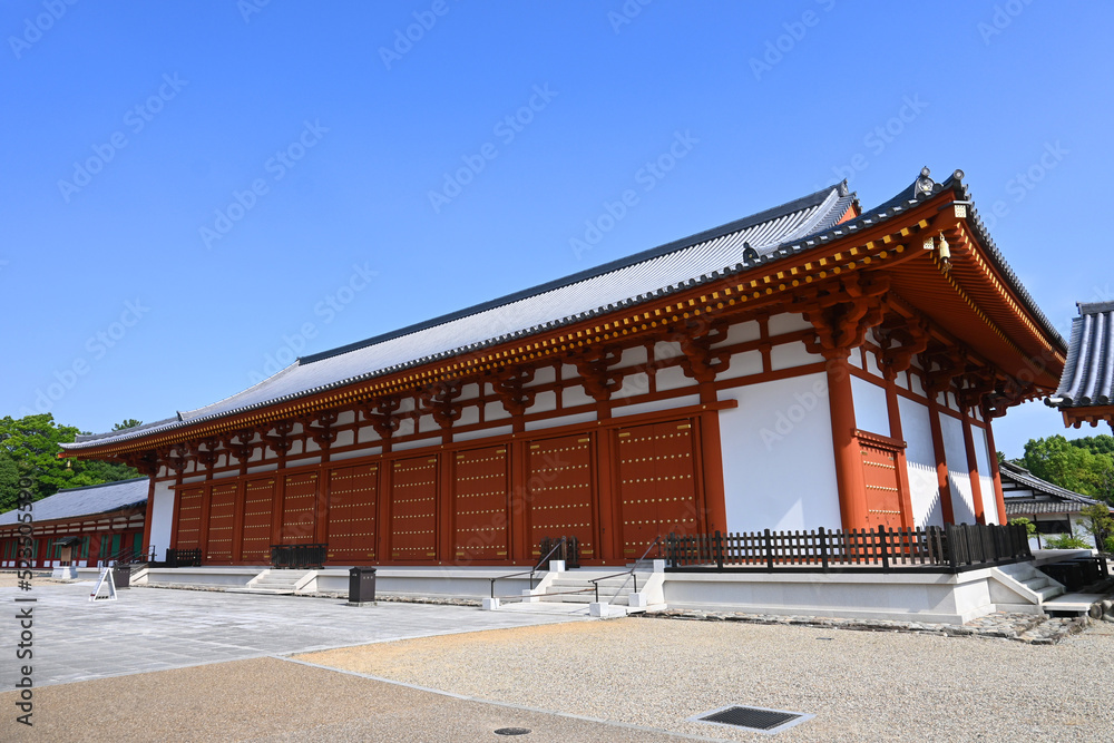 奈良市の世界文化遺産薬師寺の広大な食堂