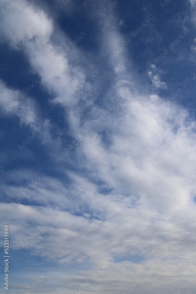 Cielo azul con nubes blancas (altocúmulos).