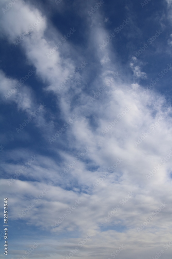 Cielo azul con nubes blancas (altocúmulos). Cielo azul con nubes blancas (altocúmulos).