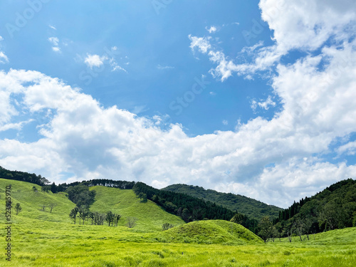 真っ青な透き通った空と草原と山　砥峰高原 © skyhigh.ring