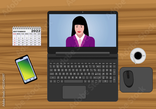 Teletrabajo, mesa de oficina con ordenador, teléfono móvil, ratón inalámbrico, alfombrilla, un café y una ejecutiva en pantalla online