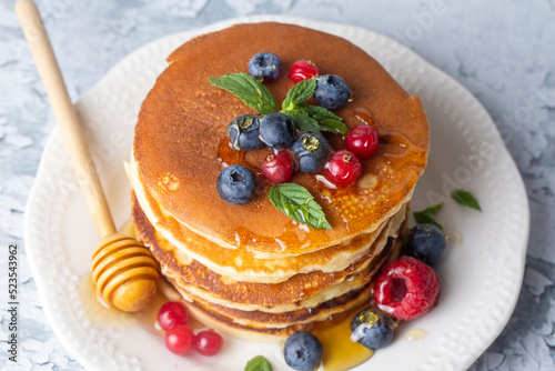Healthy summer breakfast, h...