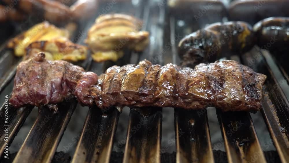 Excelente corte de carne que se quema a la parrilla
