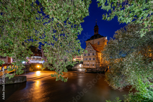 Blick auf das Bamberger Rathaus bei Nacht