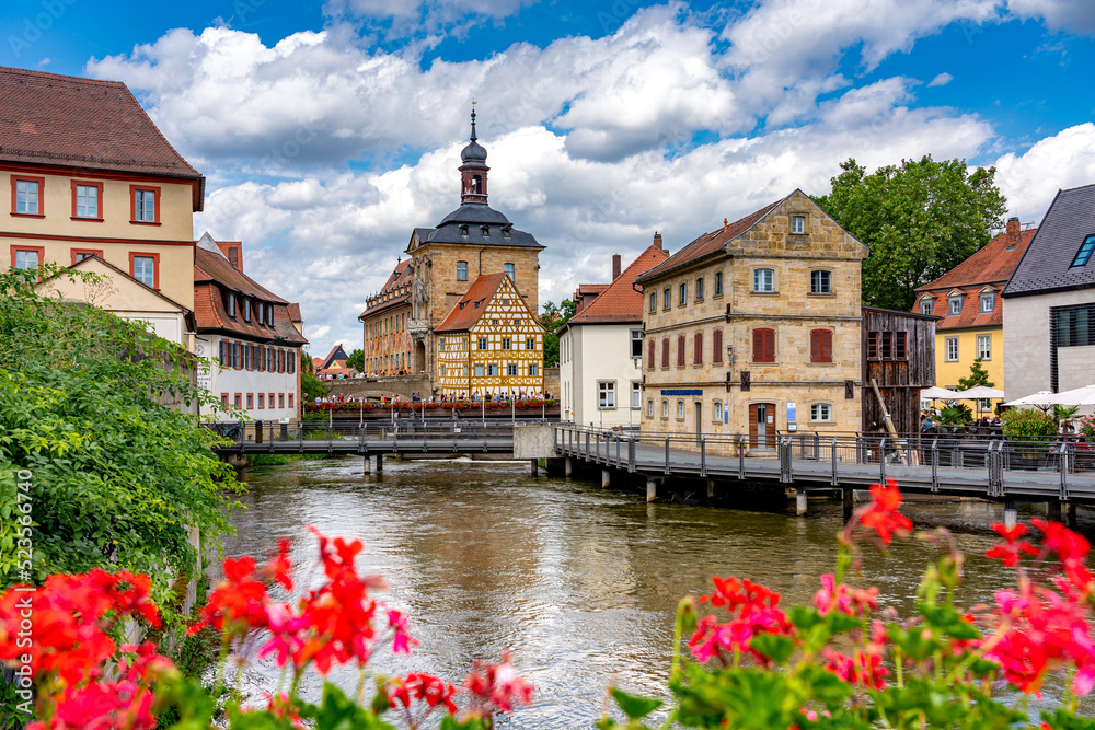 Fototapeta premium Geyerswörthsteg mit historischem Rathaus in Bamberg