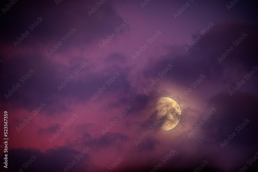 Księżyc w chmurach - obrazy, fototapety, plakaty 