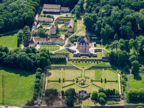 vue aérienne du château de Rosay dans les Yvelines en France photo