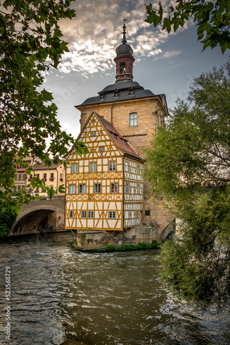 Blick auf das Alte Rathaus in der Abendstimmung