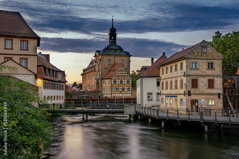 Fototapeta premium Altes Rathaus und Untere Mühlbrücke in Bamberg in der Abenddämmerung