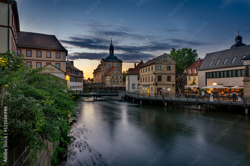 Altes Rathaus und Untere Mühlbrücke in Bamberg in der Abendstimmung