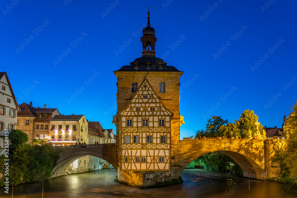 Obere Brücke mit Altem Rathaus in Bamberg bei Nacht