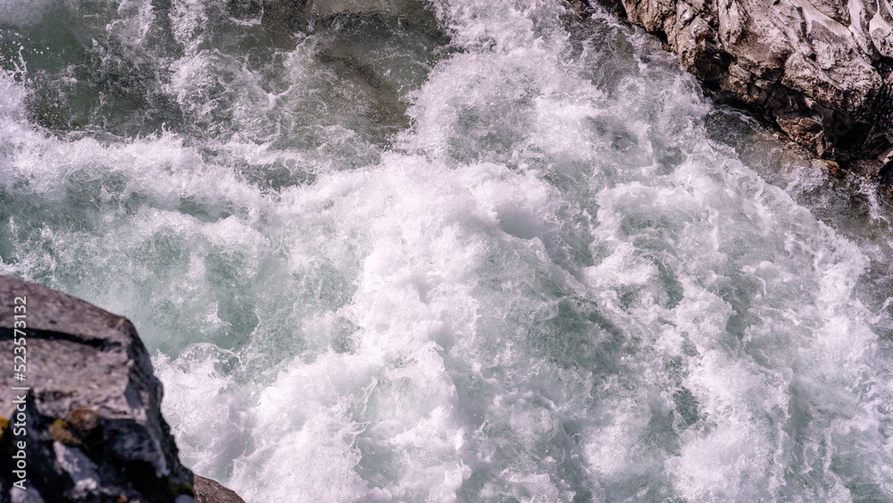 Obraz premium Challenging rapids on famous section of Sjoa river in central Norway